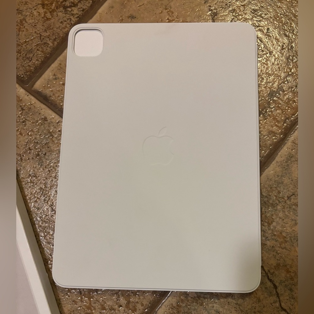 NIB Apple Smart Folio for iPad Pro 11-inch - Picture 6 of 9